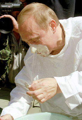 2000. június 24. Az elnök hagyományőrző vetélkedőn Tatárföldön. A feladat: szájjal kihalászni egy pénzérmét egy tál forralt tejből.