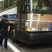 Egy rendőr egy busz alvázát vizsgálja át