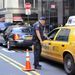 Egy rendőr egy taxit vizsgál át