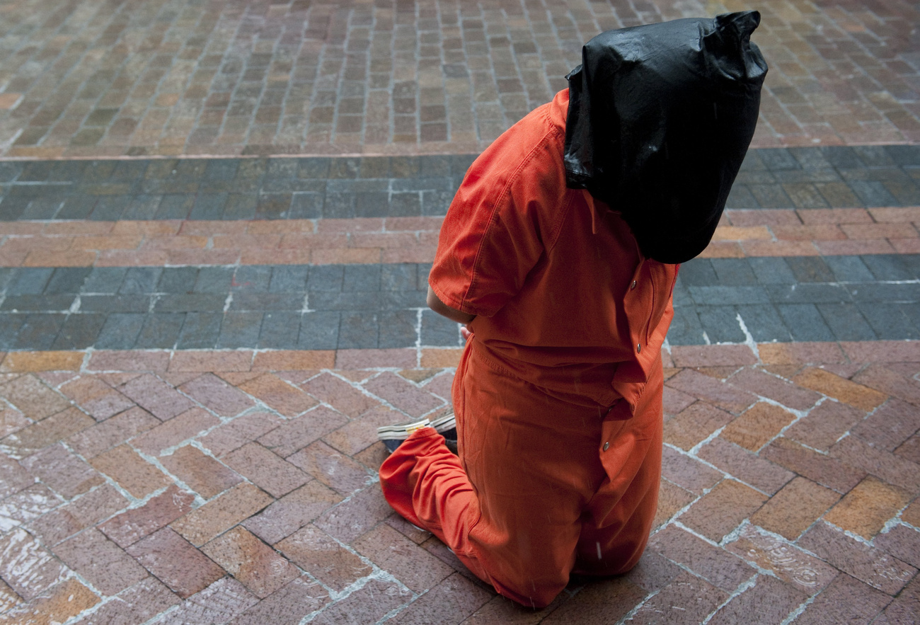 Egy guantanamoi rabnak öltözött tüntető Washingtonban