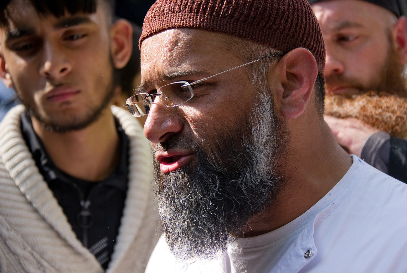 Anjem Choudary imám a sajtóval beszél Londonban, 2011 májusában
