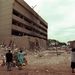 Helyi lakosok szemlélik az 1998-ban felrobbantott Amerikai Nagykövetség épületét, Nairobiban