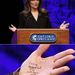 2010. február 7. Sarah Palin amerikai republikánus elnökjelölt kezére írt jegyzetekkel. Palin a Tea Party mozgalom 2010. februári első kongresszusán tartott beszéde után adott interjúja során látszólag a tenyeréből olvasta a válaszokat. Az AP fotója bizonyította, hogy a beszéd alatt is már a kezére voltak írva az interjúban feltett kérdésre adott válaszok, alátámasztva a gyanút, hogy előre megkapta azokat. Palin kezén az 