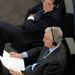 Romano Prodi Michel Barnier beszédébe kukucskál az Európai parlament ülésén, 2001 márciusában.