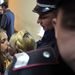 Timosenkó búcsúcsókja lányának, miközben elviszi a rendőr.