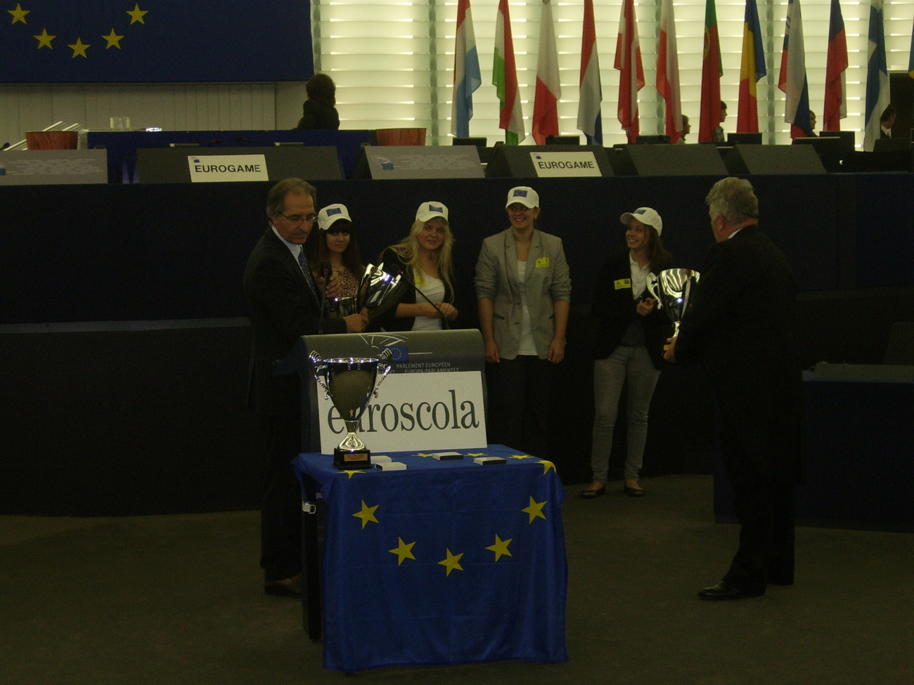 A nyertes csapatnak az ülést levezénylő elnök átadja díjait