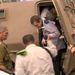 Már Izraelben van, és a családjával is találkozhatott Gilád Salit izraeli katona, akit az előző héten véglegesített izraeli-palesztin fogolycsere keretében öt év után engedett el a Hamász.