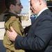 Netanjahu Salitot köszöntve azt mondta, hogy nagyon nehéz döntést kellett hozniuk. 