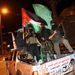 Hamasz katonák egy főúton járőröznek Gázában