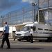 Rabszállító jármű távozik az észak-izraeli Mount Carmel környékén található Damon börtönből a fogolycsere részeként elengedendő 15 női rabbal