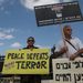 Az izraeli-palesztín konfliktusban rokonaikat elvesztett izraeliek tüntetnek a határon