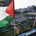 Palesztín zászló a fogolycserét követő ünnepségek egyik helyszínén