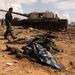 Kadhafi katonáinak holttestei a lebombázott tankok körül