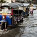 A Bangkok környéki gátak és zsilipek nem bírják ki az áradó folyók nyomását, ezért a lakosságnak fel kell készülnie arra, hogy a víz elönti a kilencmilliós thaiföldi fővárost - jelentette be Jinglak Sinavatra thai miniszterelnök.