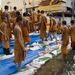 Buddhista szerzetesek építenek gátat