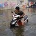 Bangkok északi részén derékig ér a víz az utcán