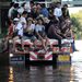Pánikszerűen menekülnek az emberek Bangkokból, miután a hatóságok arra figyelmeztettek, hogy a megáradt folyók napokon belül elárasztják a kilencmilliós thaiföldi fővárost. A kormány ötnapos munkaszünetet rendelt el Bangkokban és a katasztrófa sújotta területeken.