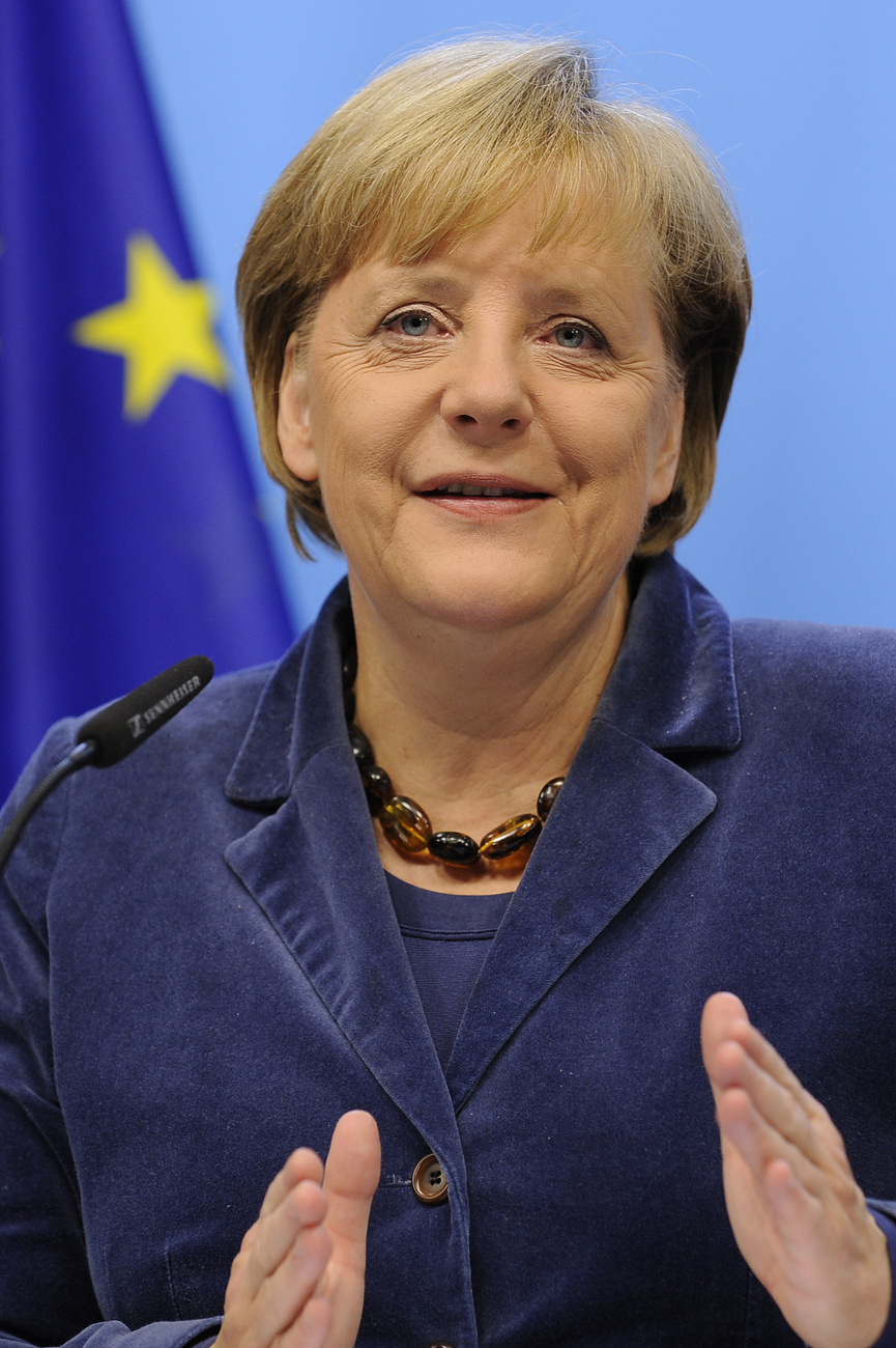 Angela Merkel autóját várja a csúcs után