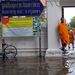 Az elmúlt évtizedek legnagyobb árvize miatt már több ezren elhagyták az elöntött thai fővárost.