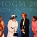 II. Erzsébet Bangladesh, Ausztrália és Trinidad és Tobago női miniszterenökeivel beszélget a közös csoportkép után