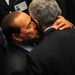A 2010. december 14-én tartott bizalmi szavazáson Berlusconi átöleli Pier Ferdinando Casinit, a Kereszténydemokrata Unió elnökét. A jobbközép párt felajánlotta Berlusconinak, hogy mondjon le, és akkor támogatják az új kormányt Berlusconi pártjának egy másik vezetőjével.