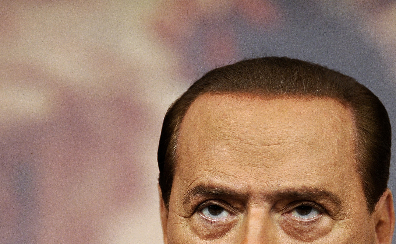 Berlusconi 2001 januárjában Berlinben, egy Angela Merkellel tartott közös sajtótájékoztatón.