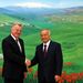 Schmitt Pál közép-ázsiai körútja első állomásán, Üzbeisztánban  Iszlam Karimov elnökkel. Karimov egy szamarkandi árvaházban cseperedett, de 1989-ben már a Szovjetunió Kommunista Pártjának üzbegisztáni első titkára volt.