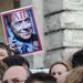 Az MTI római tudósítója szerint az alsóház épülete és Berlusconi rezidenciája, a Grazioli-palota előtt délutántól gyülekezett a miniszterelnökről véleményt nyilvánító és távozását ünneplő tömeg.