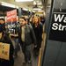 A Wall Street-ellenes mozgalom több száz támogatója vonult fel csütörtökön New York üzleti negyedében, megpróbálva megakadályozni, hogy az alkuszok bejussanak a tőzsdére.