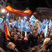 Az ellenzéki konzervatív Néppárt támogatói gyülekeznek a párt madridi székháza előtt,  a spanyol fővárosban, miután befejeződtek az előre hozott spanyol parlamenti választások