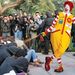 Azt minden palesztinkendős, csegevarapólós, iPaddel tiltakozó tudja, hogy a világban nincsen gonoszabb Létező a McDonaldsnál. Azt viszont még ez a mikroblogger sem tudta, hogy 2006-ban a rohadék Ronald McDonald verte pápesre Révész Máriusz fejét is.