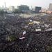 Több tízezren gyülekeznek Kairóban a februári tüntetések szimbolikus központjánál, a Tahrír téren, ahova ellenzéki csoportok keddre egymilliós óriástüntetést hirdettek. A környező utcákban folyamatosak az összecsapások az országot vezető katonai tanács lemondását követelő tüntetők és a biztonsági erők között.Több tízezren gyülekeznek Kairóban a februári tüntetések szimbolikus központjánál, a Tahrír téren, ahova ellenzéki csoportok keddre egymilliós óriástüntetést hirdettek. A környező utcákban folyamatosak az összecsapások az országot vezető katonai tanács lemondását követelő tüntetők és a biztonsági erők között.