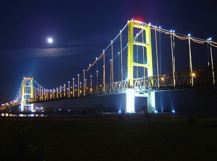 A Kutai Kartanegara híd éjjeli díszkivilágításban.