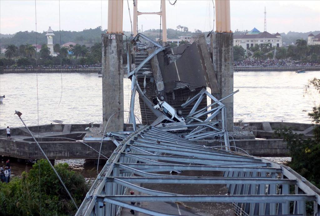 A Kutai Kartanegara híd éjjeli díszkivilágításban.