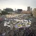 Tüntetők láthatók a kairói Tahrír téren. A több ezer demonstráló nyolcadik napja követeli, hogy az országot kormányzó hadsereg mielőbb adja át a hatalmat egy polgári kormánynak. 
