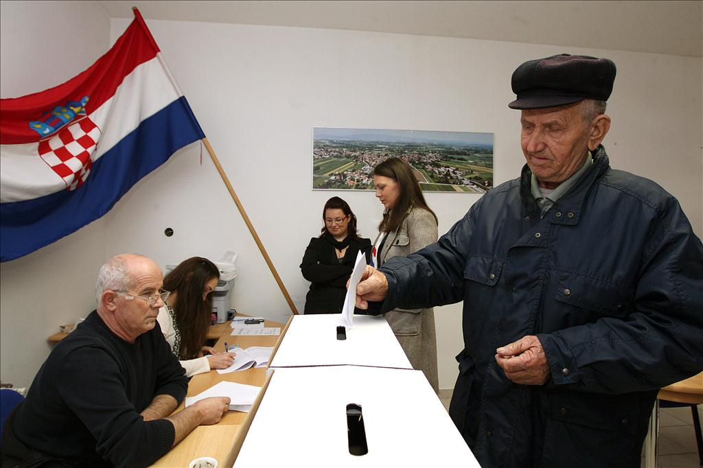 Zoran Milanovic újságíróknak nyilatkozik, miután megnyerték a horvátországi parlamenti választásokat 