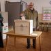 2010. április 11.  Bokros Lajos leadja szavazatát a parlamenti választásokon.