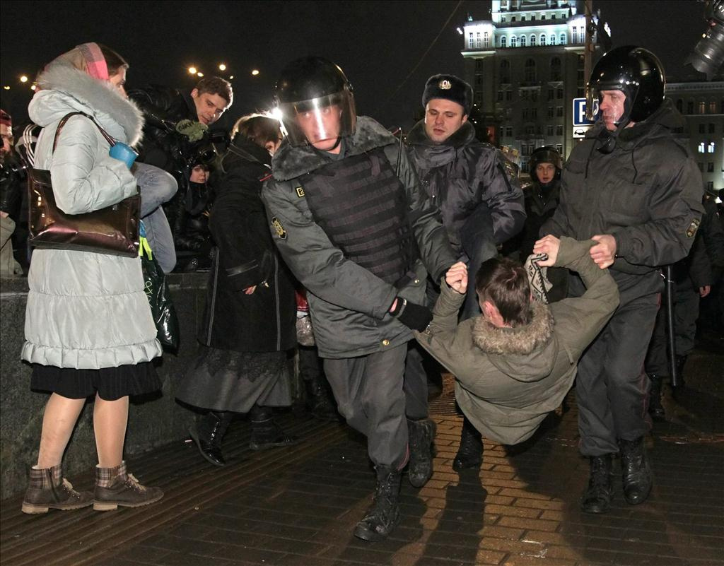  A Kreml-hű Nasi (Mieink) ifjúsági mozgalom aktivistái ünnepelnek Moszkva belvárosában az oroszországi parlamenti választások másnapján