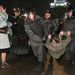 Orosz rendőrök letartóztatnak egy férfit, aki egy engedély nélküli tüntetésen vett részt a moszkvai Vörös tér közelében lévő bazársoron az oroszországi parlamenti választások napján.
