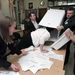 Választási biztosok kiürítenek egy szavazóurnát egy moszkvai szavazóhelyiségben