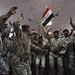 Iraki katonák ünnepelnek miután átvették a bázist az amerikai egységektől.
