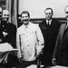 Nemzetiszocialista és kommunista összeborulás: Ribbentrop, Sztálin és Molotov az 1939-es német-szovjet, örök barátsági és soha meg nem támadási szerződés aláírása után.