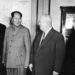 1955: Mao Cetung és Nyikita Hruscsov baráti viszonyukat ápolják a bolsevik forradalom 40. évfordulóján, Moszkvában.