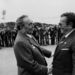 1977. Brezsnyev baráti kézfogással üdvözli Tito marsallt a moszkvai repülőtéren.