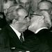 1979. A kommunista blokk ikonikussá vált történelmi csókja Brezsnyev és Honecker között csattant el.