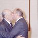 Moszkva, 1985. szeptember 25. Mihail Gorbacsov, a Szovjetunió Kommunista Pártja Központi Bizottsága (SZKP KB) főtitkára és Kádár János, a Magyar Szocialista Munkáspárt Központi Bizottságának (MSZMP KB) főtitkára köszönti egymást, a magyar pártvezető moszkvai baráti munkalátogatása alkalmával a Kremlben.