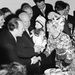 Budapest, 1958. április 8. A hazánkba látogató szovjet párt-és kormányküldöttséget kísérő Kádár János üdvözli az egyik nógrádi menyecskét, aki népviseletbe öltöztetett babával ajándékozta meg Nyikita Szergejevics Hruscsov szovjet miniszterelnököt. Balra Dobi István, az Elnöki Tanács elnöke. 