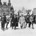 1919. május 25. Vlagyimir Ilijics Ulianov, ismertebb nevén Lenin (középen) szovjet katonai vezetők társaságában a Vörös téren.
