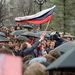 1989. április 23. Régi orosz lobogót lengető tüntető a moszkvai Puskin téren, a jelenlévők a grúziai tüntetések véres, 20 halálos áldozatot követelő elfojtása ellen tiltakoznak.