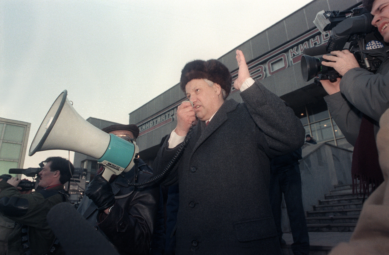 1991. december Gorbacsov lemondó nyilatkozatára vet még egy utolsó pillantást. Aláírásával szentesítette a Szovjetunió felbomlását.